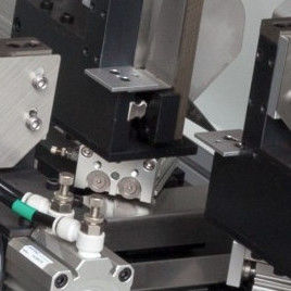 4 Máquina de recorte de bordes automática lateral 0.6MPa Máquina de corte de bordes para cartuchos de aire acondicionado