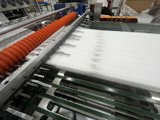 Línea de producción de filtros de alta eficiencia 300 mm Alturas de pliegue Línea de producción automática de filtros HEPA de pliegue y pegado