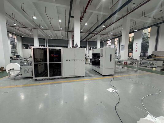 Línea de producción modular de plegado de filtros de fibra de vidrio controlada por PLC para sistemas de ventilación industrial con personalización flexible
