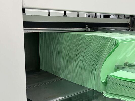 Diseñado con precisión para una mayor durabilidad Sistema de plegado de altura de plegado de 300 mm para la producción a gran escala